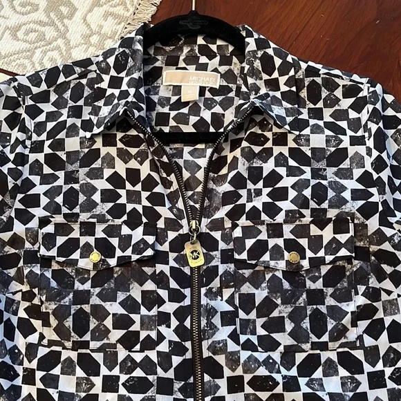 Michael Michael Kors Top size Medium in EUC. Gold hardware. Beautiful! - Picture 5 of 9